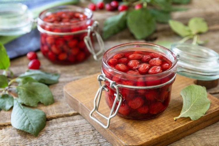 Mermelada de cornejo con hueso para el invierno