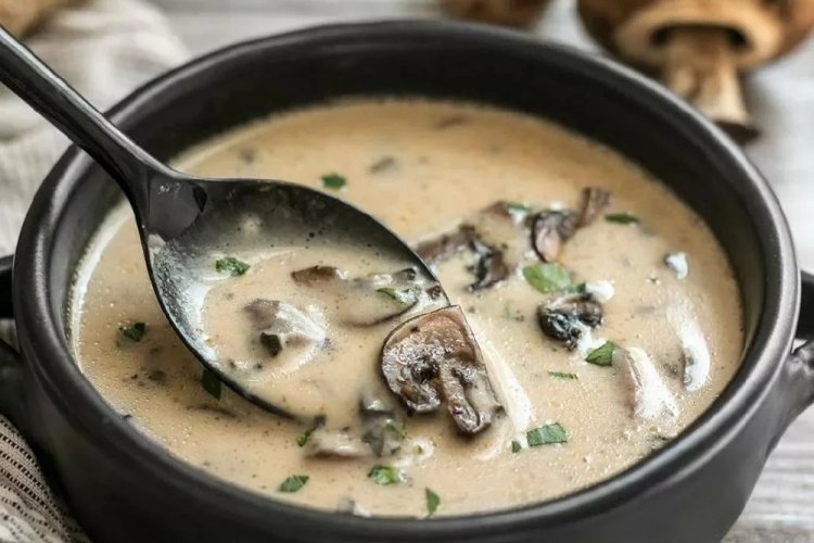 Sopa de champiñones con nata en caldero a la lumbre