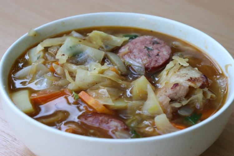 Kapustnyak con frijoles en caldero a la lumbre