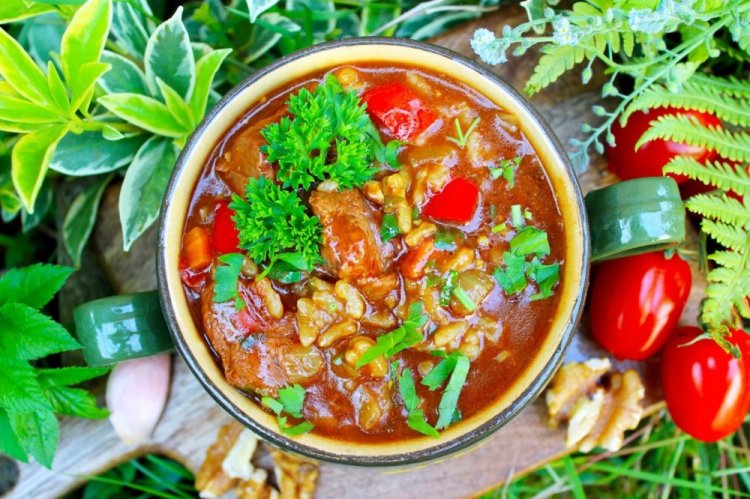 Sopa Kharcho en caldero a la lumbre