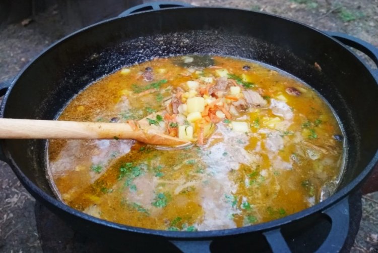 Sopa de guisantes con ahumados en caldero a la lumbre