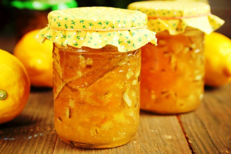 Raíz de apio con limón para el invierno
