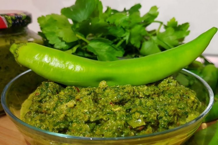 Adzhika verde con rábano picante y apio