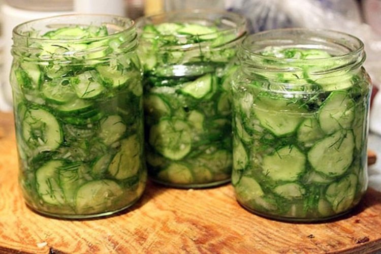 Ensalada de pepino y apio para el invierno