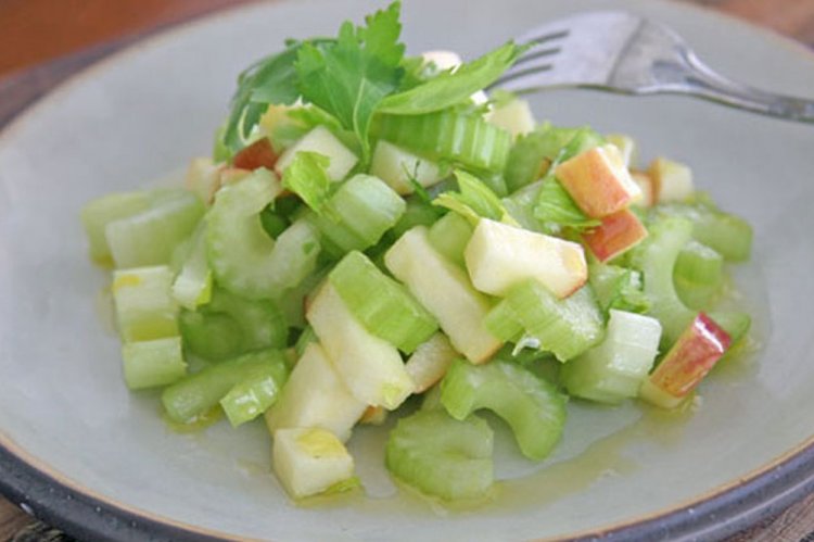 Ensalada saludable de apio y manzana