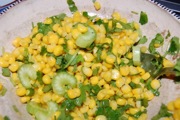 Ensalada saludable de apio y maíz