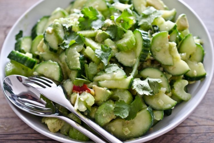 Ensalada saludable de apio y aguacate