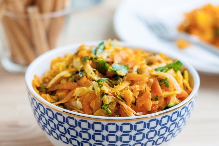Ensalada saludable de raíz de apio y calabaza