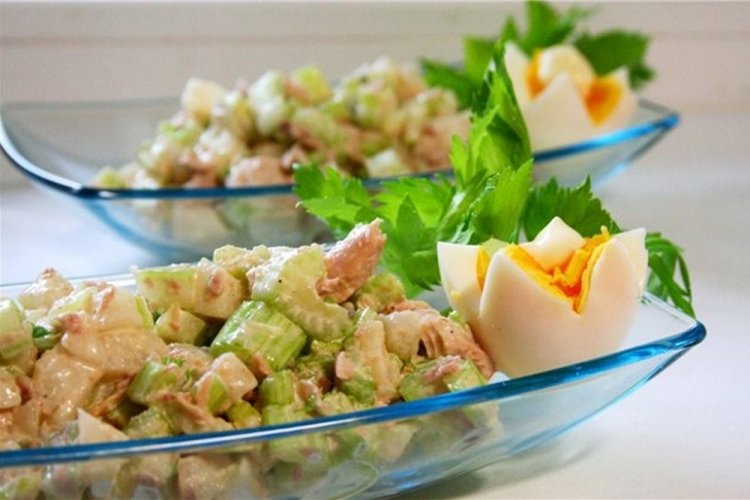 Ensalada saludable de atún y apio