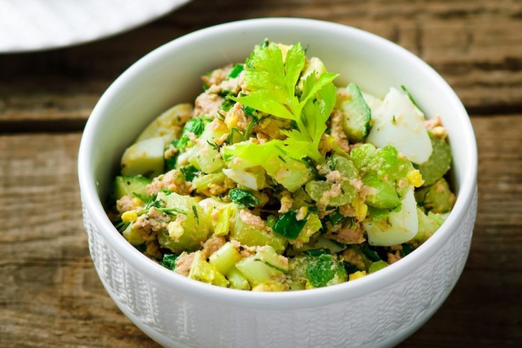 Ensalada saludable de hígado de bacalao y apio