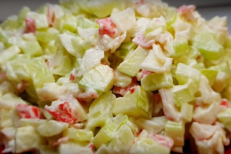 Ensalada saludable de apio y palitos de cangrejo