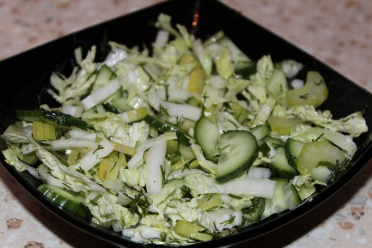 Ensalada saludable de col y apio