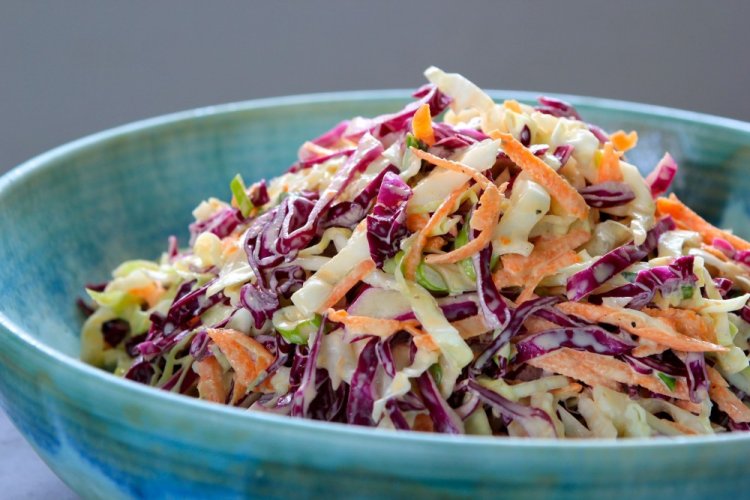 Ensalada Coleslaw saludable con apio