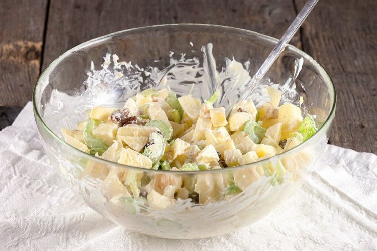Ensalada saludable de pollo, piña y apio