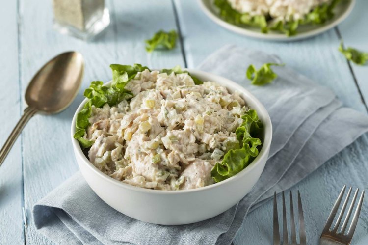 Ensalada saludable de pollo, huevo y apio