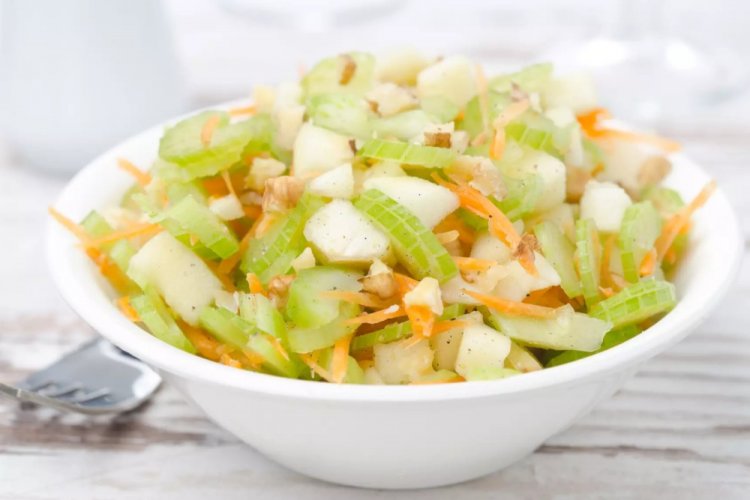 Ensalada saludable de pepino, zanahoria y apio