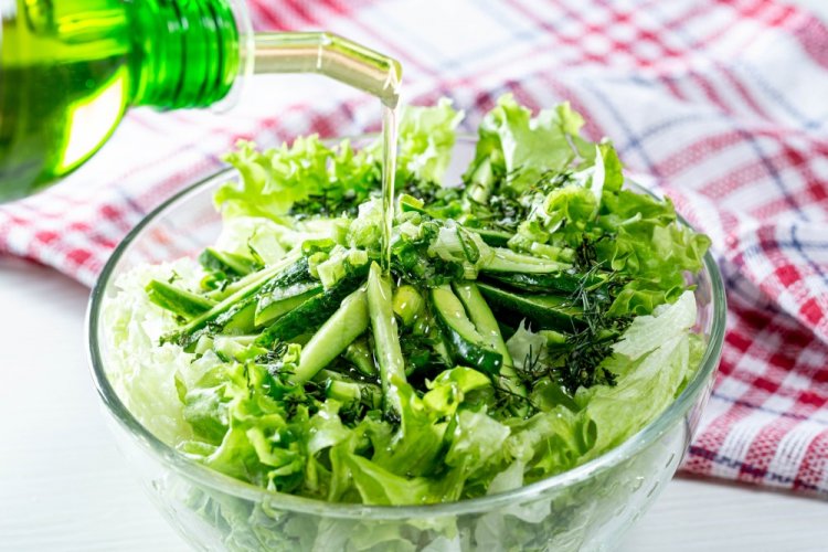 Ensalada saludable de apio y espinacas