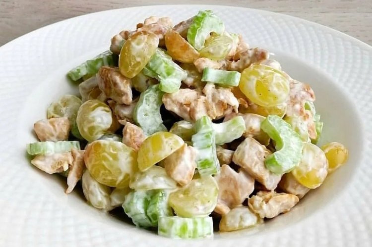 Ensalada saludable de pollo, uvas y apio