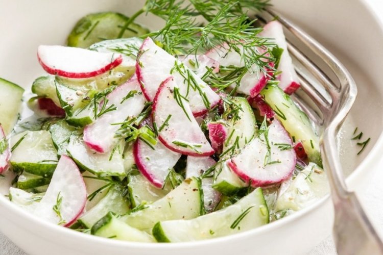 Ensalada saludable de apio, pepinos y rabanitos