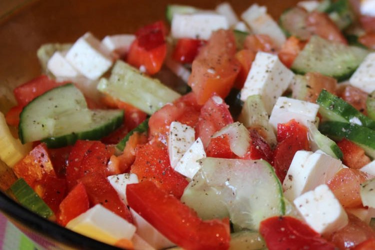 Ensalada vegetal saludable con apio y queso feta