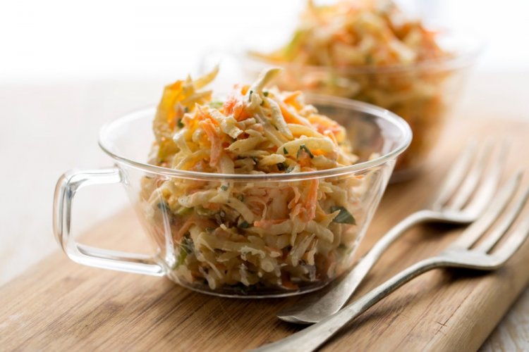 Ensalada saludable de raíz de apio y zanahoria