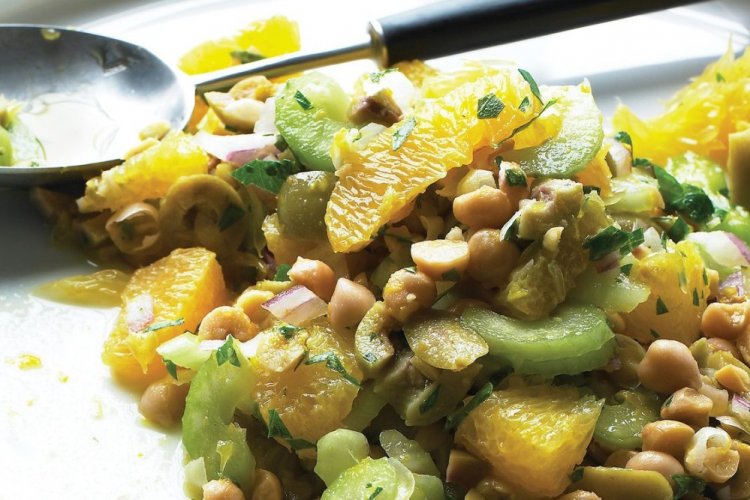 Ensalada saludable de apio y garbanzos