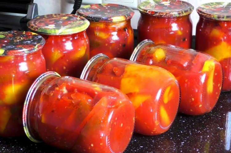 Pimientos morrones en zumo de tomate para el invierno