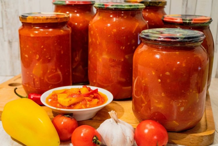 Ensalada de pimientos morrones en tomate para el invierno
