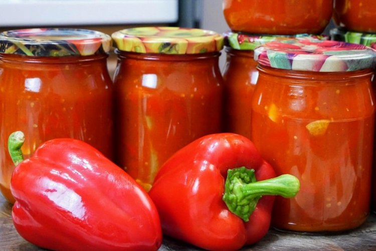 Pisto de pimientos morrones en tomate para el invierno