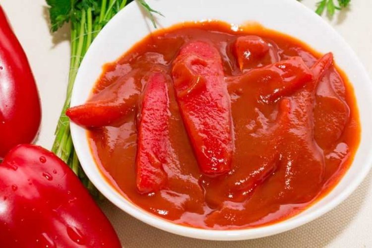 Pimientos morrones en pasta de tomate para el invierno