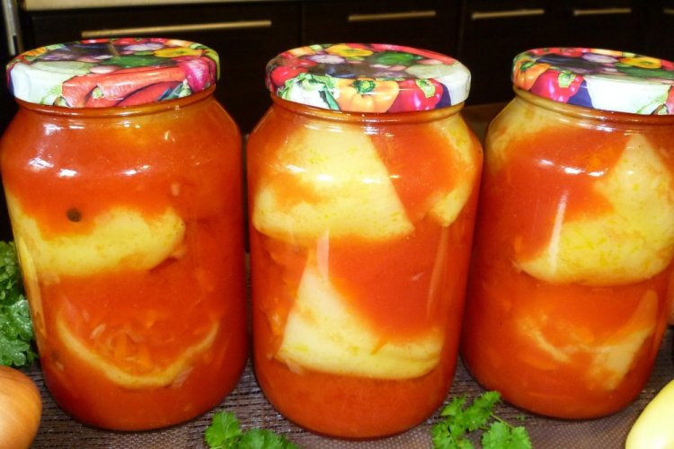 Pimientos morrones para rellenar en tomate para el invierno