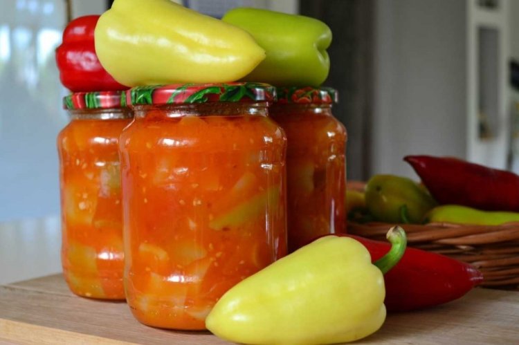 Pimientos morrones con ajo en tomate para el invierno