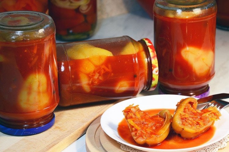 Pimientos morrones rellenos en tomate para el invierno