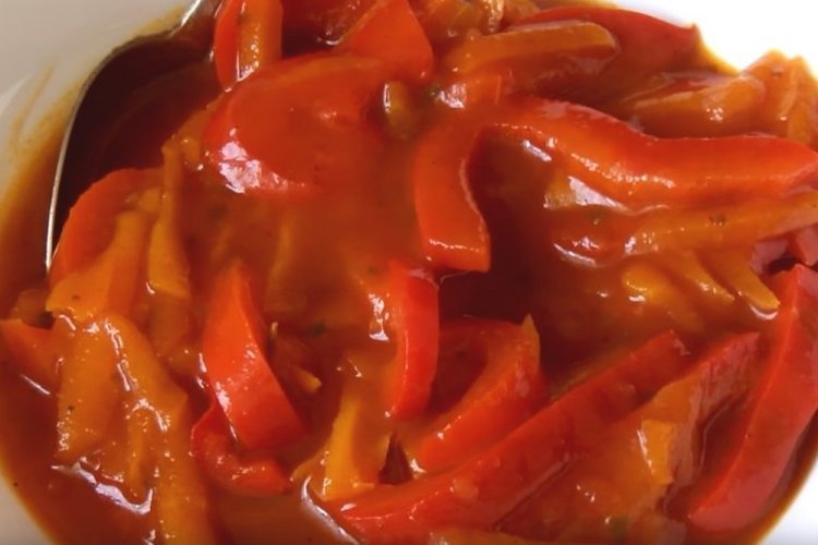 Pimientos morrones fritos en tomate para el invierno