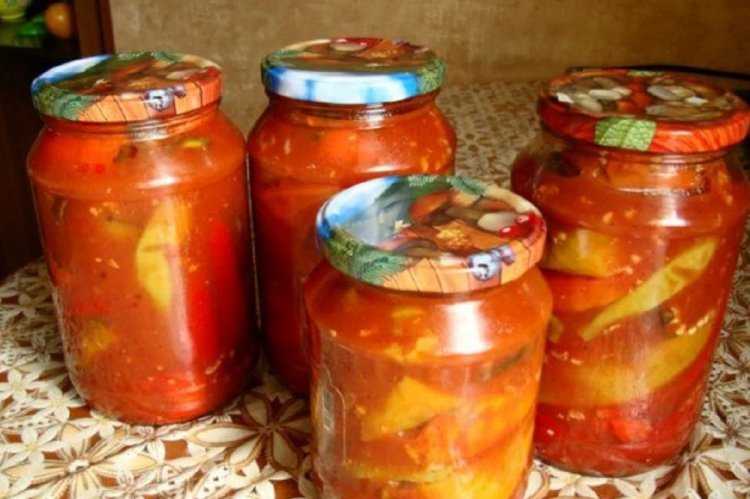 Pimientos morrones picantes en tomate para el invierno