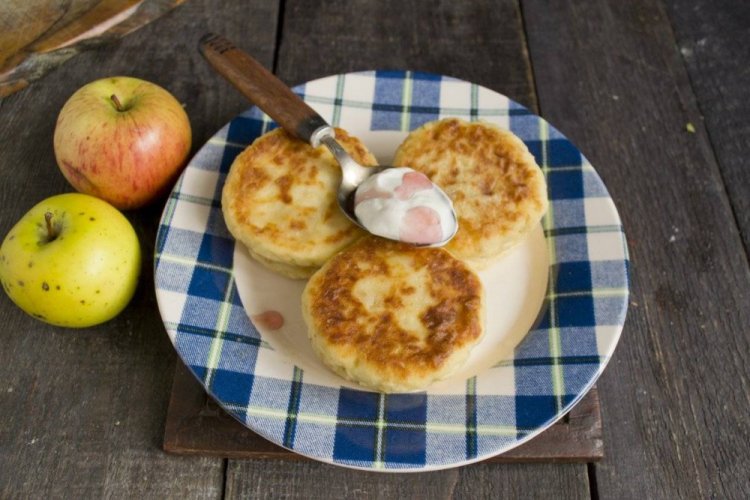 Tortitas de requesón con manzanas