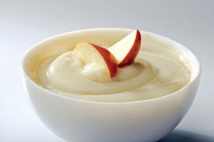 Crema agria con manzanas