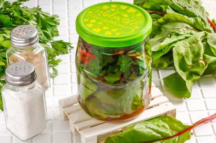 Hojas de remolacha con acedera para el invierno