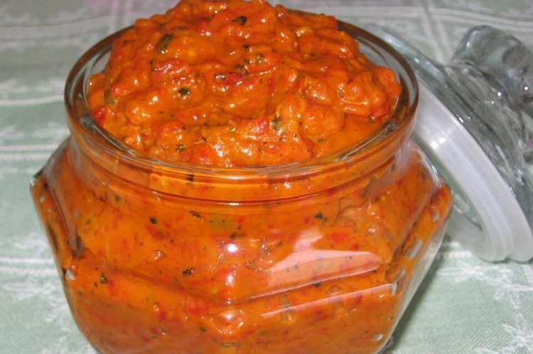 Ajvar con cebolla para el invierno