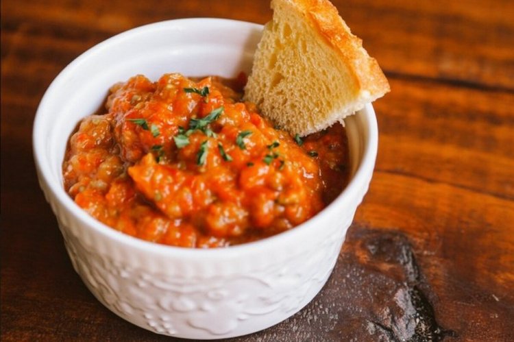 Ajvar con tomates para el invierno