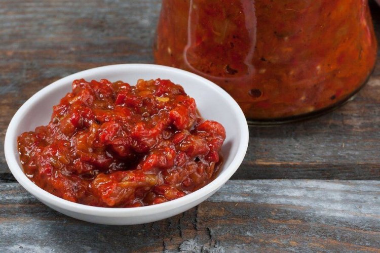 Ajvar con verduras y mostaza pasado por picadora de carne