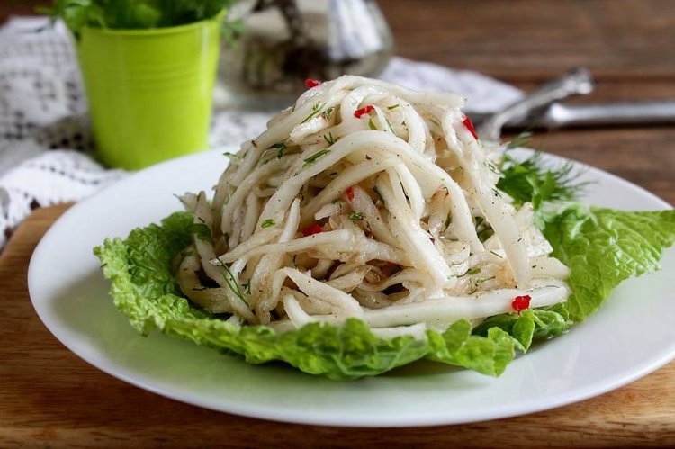Rábano encurtido con aceite vegetal para el invierno