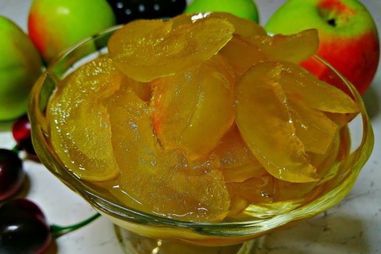 Transparent Apple Jam with Slices