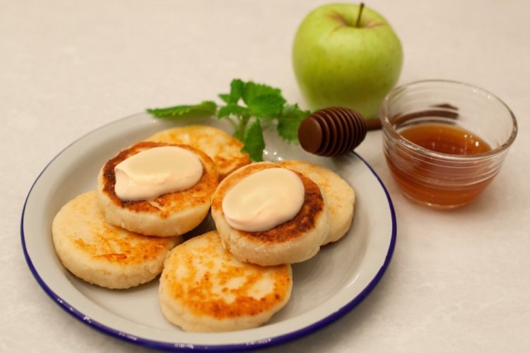 Syrniki (Cottage Cheese Pancakes) with Apples
