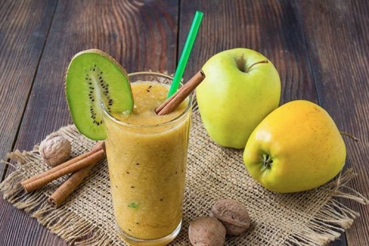 Fruit Smoothie with Green Tea and Apples