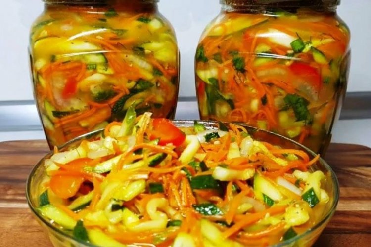 Ensalada de col, pepino y calabacín para el invierno