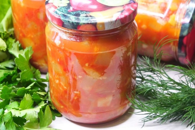 Ensalada de calabacín con tomates para el invierno