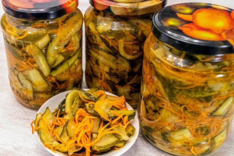 Ensalada de calabacín con pepinos para el invierno