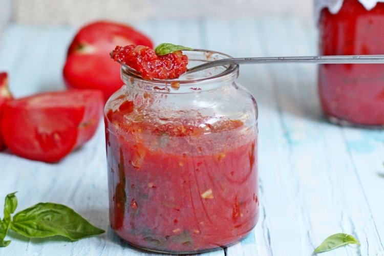 Salsa de zumo de tomate con albahaca para el invierno