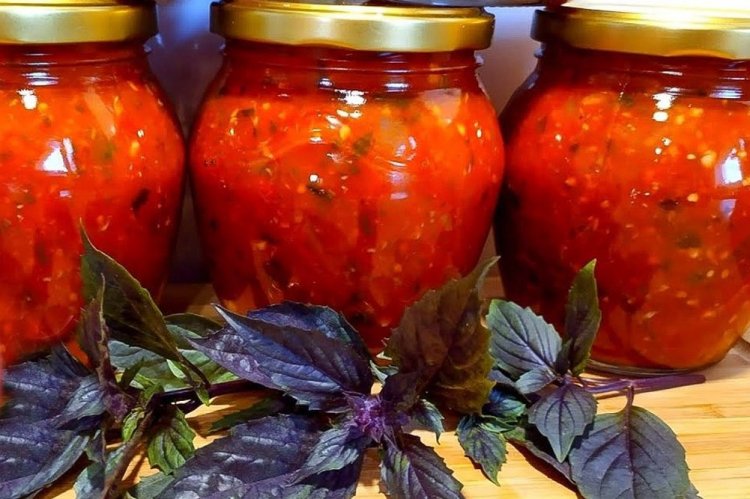 Salsa de tomate con albahaca y orégano para el invierno